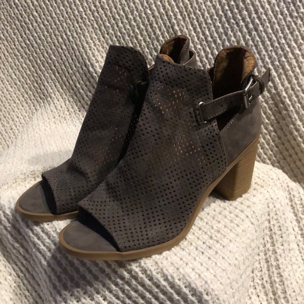 Open toed sandals; Gray suede